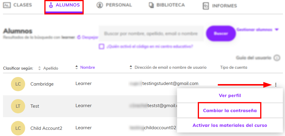 Captura de pantalla resaltando la pestaña 'Alumnos' y la opción 'Cambiar la contraseña' del menú de los tres puntos